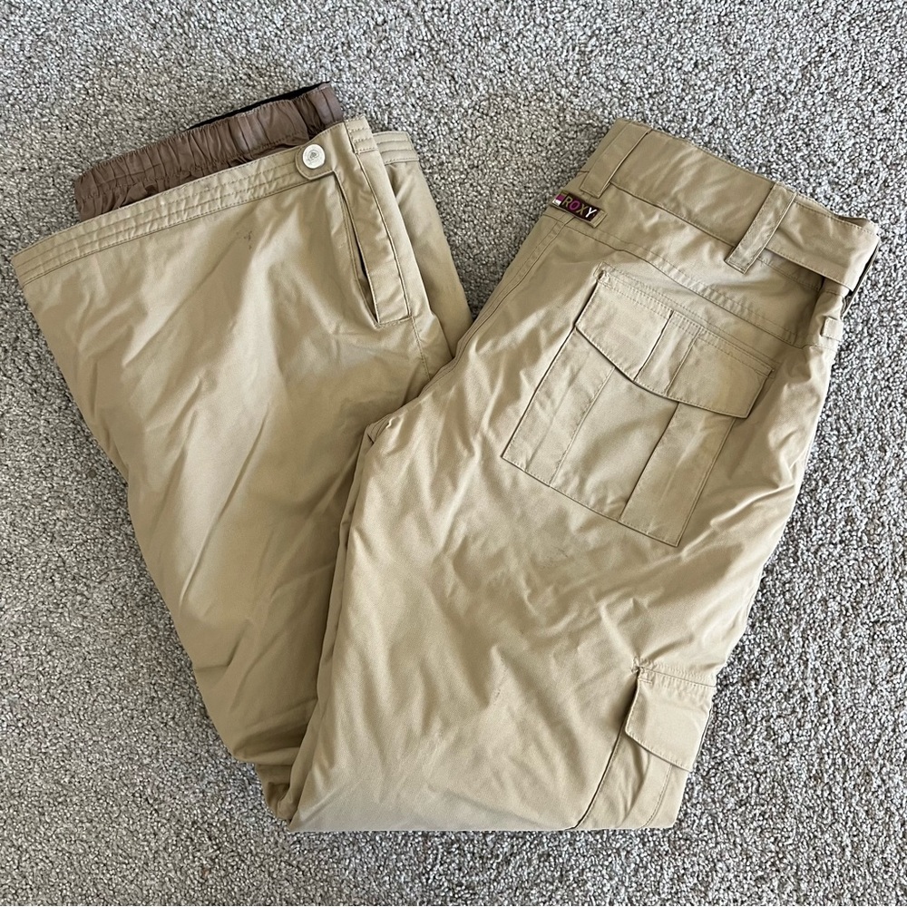 Roxy backyard snowpants with cargo pockets. Tan snowpants. Size small